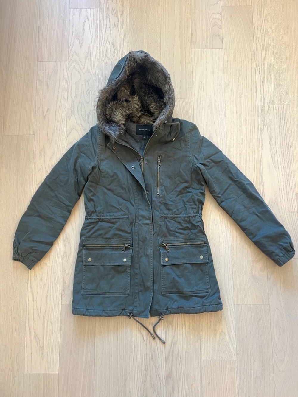 Banana Republic faux fur lined hooded utility parka in olive green. women’s S